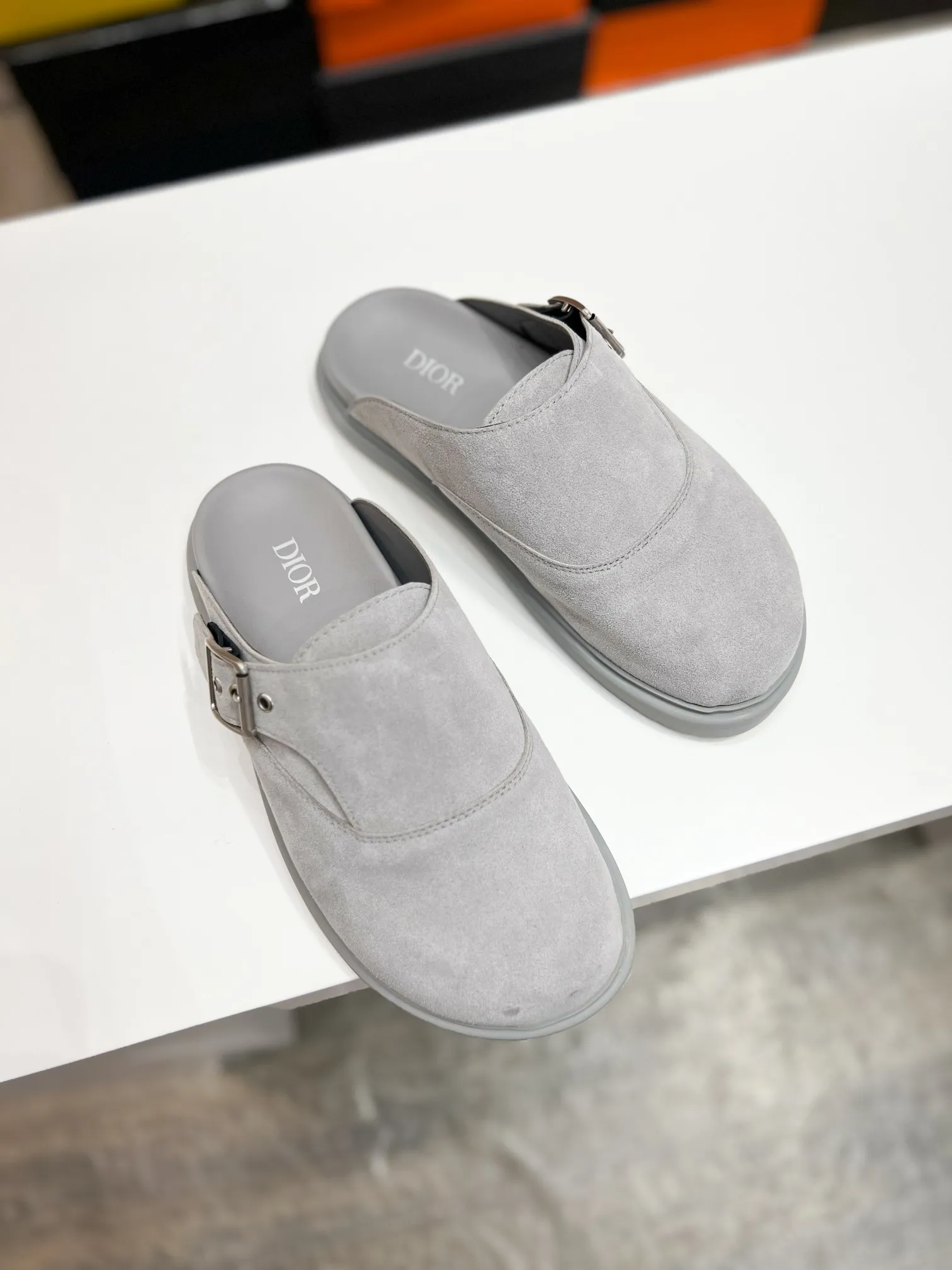 P380 [DIOR] Size 39-44 (38.45 custom-made) 2025ss Dior’s latest men’s slippers are a must-have. Dior Alias ​​Men's Genuine Leather Slippers This summer new Alias ​​sandal embodies a casual and elegant style. Carefully crafted from grained cow leather and Oblique printed fabric, with cowhide lining! Cross-strap design with metal-clad brass CD Diamond logo. The imported cowhide leather and rubber sole adds sophistication and comfort, while Oblique print-effect anti-slip panels add style. No. 012